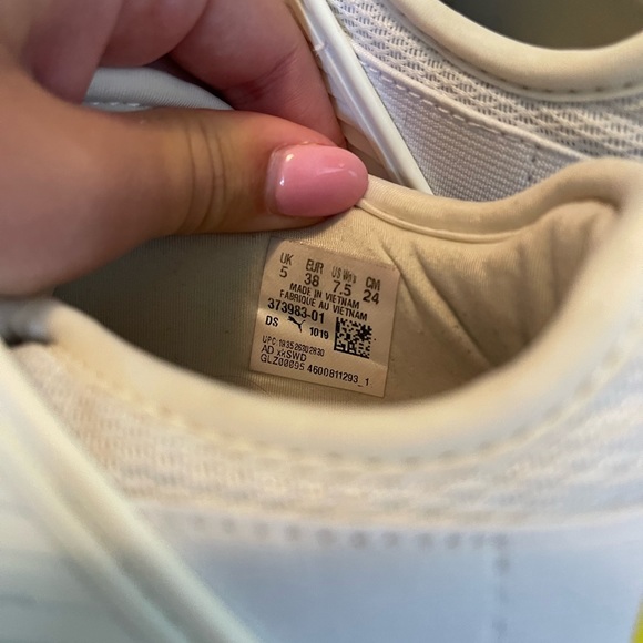 Puma tennis shoes - Picture 3 of 6